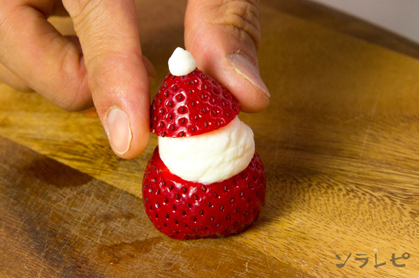 聖誕樹幹蛋糕做法4：將草莓疊在一起
