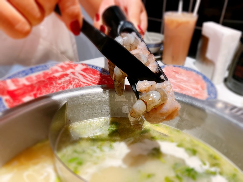 彷彿飛香港！「鐵火肥牛火鍋」招牌18小時慢熬港式靚湯＆超道地牛肉秒勾懷舊回憶