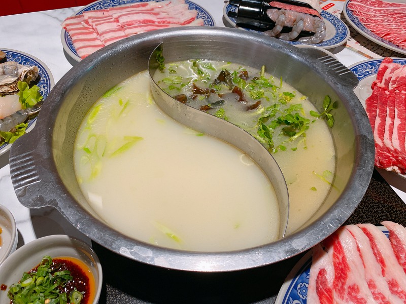 彷彿飛香港！「鐵火肥牛火鍋」招牌18小時慢熬港式靚湯＆超道地牛肉秒勾懷舊回憶