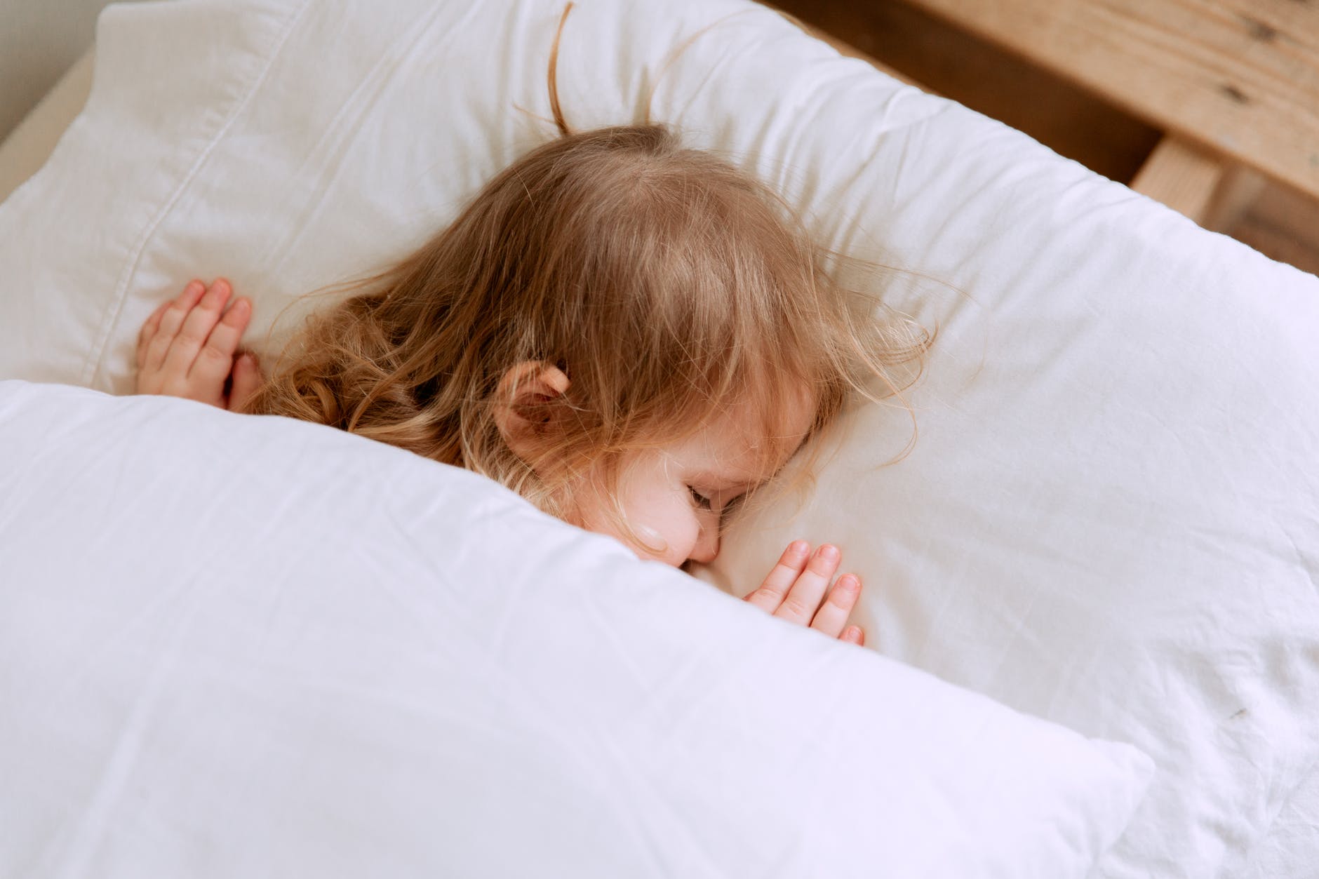 八岁的孩子睡在床上的枕头上照片摄影图片_ID:314010724-Veer图库