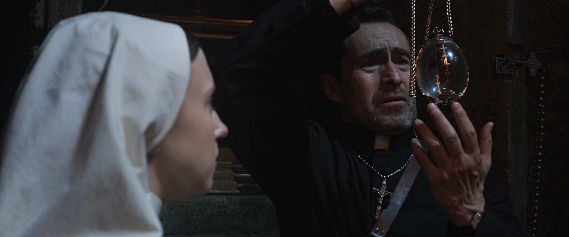 驚悚程度超越前作《鬼修女II》6看點！瓦拉克再戰艾琳修女，鬼手伸向修道院吊死神父