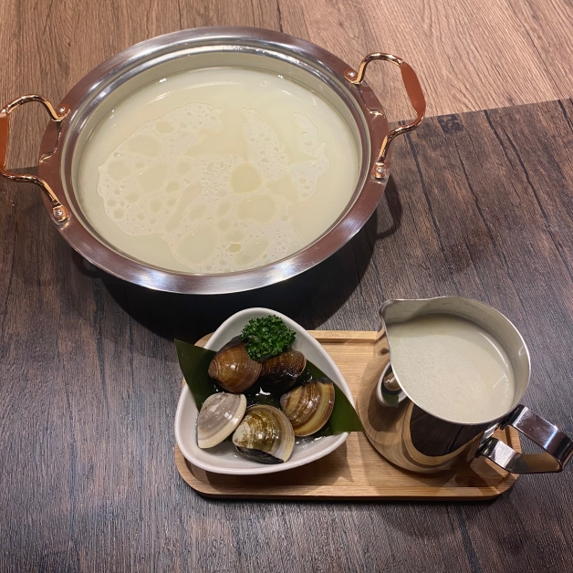 最強社區火鍋霸主「樂崎火鍋」插旗信義！必嚐信義店獨家「濃厚蒜味雞白湯」，開幕優惠買龍蝦送龍蝦