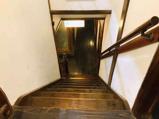 通往一樓溫泉的樓梯