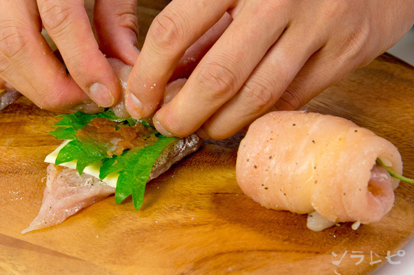 梅干起司烤里肌肉捲料理步驟，將食材用雞肉捲起