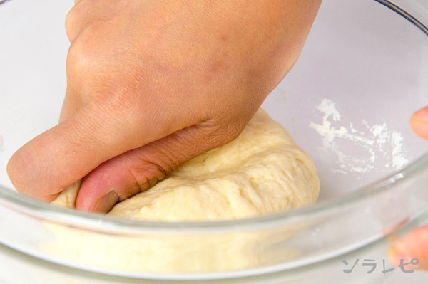 豆沙包製作步驟1：用鬆餅粉製作麵團