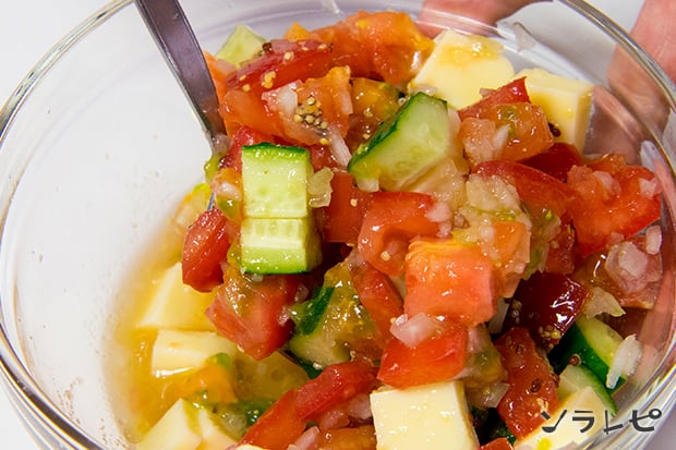 番茄小黃瓜芥末醬沙拉：將食材混合、拌勻