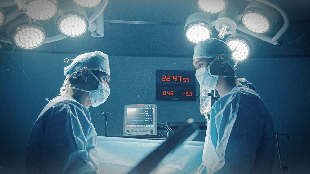 曹在顯飾演肝移植領域的權威醫生