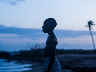 月光下的藍色男孩