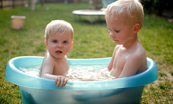 那些年我們也曾三點全露！直擊小孩的洗澡時刻    小孩、兒童、洗澡、懷舊