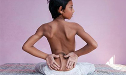 有尾巴就被當神膜拜！印度長尾男孩 尾巴、神、膜拜、印度、長尾