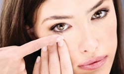 不是戴上去就好！你該知道的隱形眼鏡保養術 隱形眼鏡