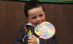 吉祥物還是政治人物？！四歲男孩連任鎮長 吉祥物、政治、鎮長、4歲、小孩