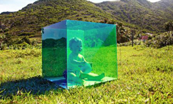 透明之牆內有精靈  奇幻異想的彩色壓克力肖像攝影    壓克力、攝影、Tierney Gearon、Shape Series、藝術