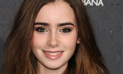 超高人氣甜姐兒！Lily Collins的時尚穿搭術 Lily Collins、時尚、穿搭、濃眉、白雪公主