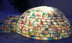 愛到親手蓋一個家給你！男友打造愛一直閃亮的彩虹冰屋 Daniel Gray