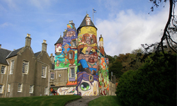 穿上童話外衣？在老古堡上塗鴉童話故事的藝術 Patrick Boyle、藝術