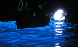 上帝親自調配好的藍！義大利藍洞掃走一天的陰霾心情 義大利、藍洞、旅遊、景點