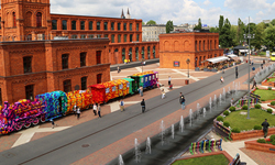 火車穿上繽紛毛衣　紡織藝術家Olek的真實異想作品       Olek、針織、波蘭、羅茲、Crocheted Locomotive