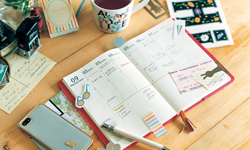 辦公效率倍返！看小資女把辦公桌佈置成粉紅小天地 辦公桌、粉紅、小天地、餐具、杯子