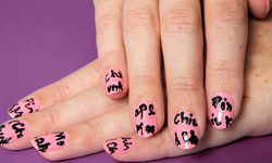 既龐克又甜美有如雙面女郎 DIY 書寫體指彩 指彩、教學、指甲彩繪、衝突感、