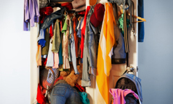 這樣摺就能再多放一件！讓衣櫃能放更多的收納法 摺衣、收納、衣櫃、T-shirt、背心