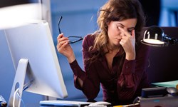 再不抬頭小心抬不起頭！不可不知的低頭族危機 低頭族、電腦臉、智慧型手機、電腦、板機指