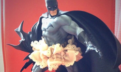 蝙蝠俠穿了澎裙還帥嗎？用髮圈惡搞公仔 帥氣、裙子、公仔、髮圈、異形