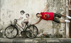 大馬路上有隻中指？立陶宛藝術家的街頭創作 壁畫、藝術、立陶宛、馬來西亞、腳踏車姊弟