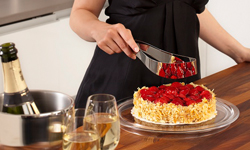 切蛋糕苦手？把蛋糕切得公平又完美的小工具 蛋糕、派對、道具、切蛋糕、餐刀、Magisso、Maria Kivijarvi、紅點、red dot