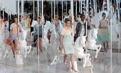 伸展台變旋轉木馬！經典時尚大秀回顧 Chanel、LV、Marc Jocobs、Fendi