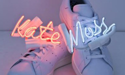 凱特摩絲也參一咖！歐美明星為公益設計潮鞋 凱特摩絲、艾爾頓強、時尚、鞋