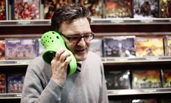 真的把鞋子當電話來講  惡搞版iPhone 5C廣告短片 iPhone、iPhone 5C、手機、布希鞋、iCrocs 5C、廣告、惡搞、蘋果