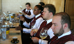 要會品酒還要會收行李！比利時管家學院招生中 比利時、管家、School for butlers and hospitality、日劇、影集