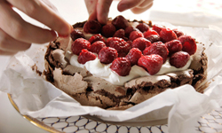 優雅女伶甜點　巧克力覆盆子帕芙洛娃 巧克力覆盆子帕芙洛娃、安娜．帕芙洛娃、鮮奶油、覆盆子、4F COOKING HOME