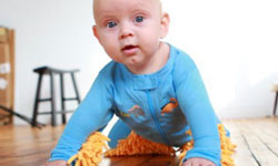 媽咪人家今天很乖～寶寶穿拖地衣幫忙打掃家裡 寶寶、媽媽、家事、惡搞、有趣、家庭