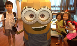 Trick or treat！超強奶爸做了萬聖節超大紙板小小兵 萬聖節、變裝、DIY、人偶、瓦楞紙、玩偶