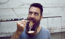 懶人都這樣吃飯的？生活智慧王用鬍子裝泡麵     Isaiah Webb、鬍子、惡搞、好點子、生活智慧王