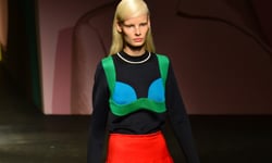 內衣外穿是最新流行？直擊Prada女戰士服裝秀 Miuccia Prada