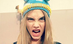 不靠整形靠穿搭！七招變成Cara Delevingne Cara Delevingne、超模、皮夾克、背包、濃眉