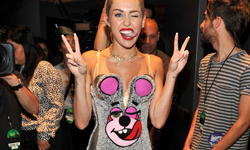 麥莉我愛你！今年萬聖節大熱門裝扮 麥莉、萬聖節、Miley Cyrus、twerk、惡搞