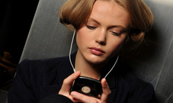 躲過減肥NG錯誤 佳節美食不用怕 VOGUE、減肥、低頭族、身材、手機