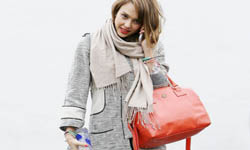 亞曼達塞佛瑞都背什麼包包？中西女星都熱愛的IT復古中性包 VOGUE、亞曼達塞佛瑞、米蘭達可兒、孫芸芸、張曼玉