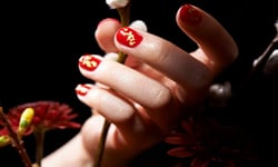 紅色系指甲油怎麼選？街頭名人示範三款風格穿搭造型 VOGUE、指甲油、穿搭、街頭、名人