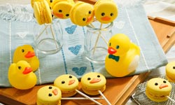 黃色小鴨效應席捲全台！ 馬卡龍蛋糕餅乾樣樣來 可愛、黃色小鴨、Florentijn Hofman、馬卡龍、棒棒糖