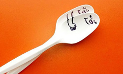 你拿隨身碟遮哪裡啦！Alex Solis的惡搞物品插畫 Alex Solis、插畫、惡搞