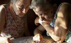 兩個姑媽的簡單生活 Nadia Sablin鏡頭下最樸實的美好 Nadia Sablin、女性、攝影、歐洲、樸實、兩個姑媽、俄羅斯、two sisters、藝術