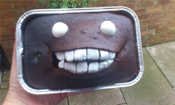 創意無所不在！蛋糕裂開變恐怖笑臉 蛋糕、烤蛋糕、烘焙、巧克力、磅蛋糕