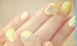 海軍風、法式指甲樣樣來！Zooey Deschanel的百變指甲彩繪 Zooey Deschanel、指彩、指甲彩繪、美甲、海軍風