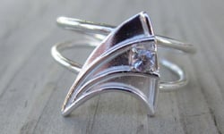 把《星際爭霸戰》和《超人》戴在手上？科幻動作片主題婚戒特蒐 星際大戰、超人、星際爭霸戰、蝙蝠俠、變形金剛、印第安納瓊斯、法櫃奇兵