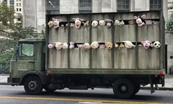 人類，請不要再吃我了！動物玩偶的絕命貨車 行動藝術、藝術、藝術家、素食、Banksy